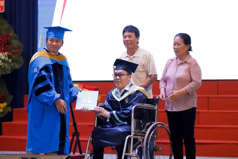 Tân Kỹ sư ngành Máy tính nhận bằng tốt nghiệp trên xe lăn