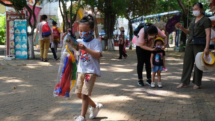 Ngày đầu Công viên Đầm Sen mở cửa trở lại