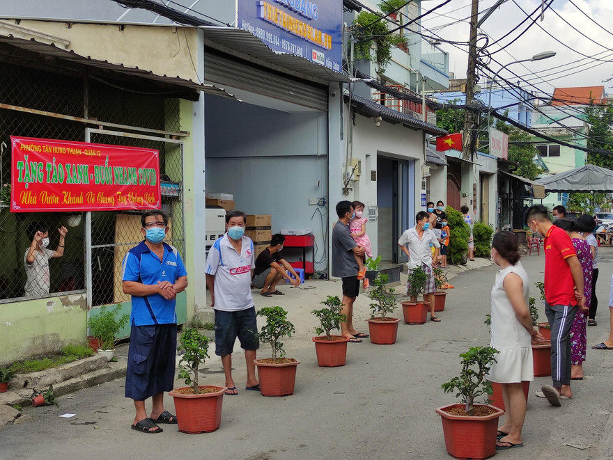 Người dân khu cách ly hào hứng thi trồng cây táo, đẩy lùi dịch COVID-19