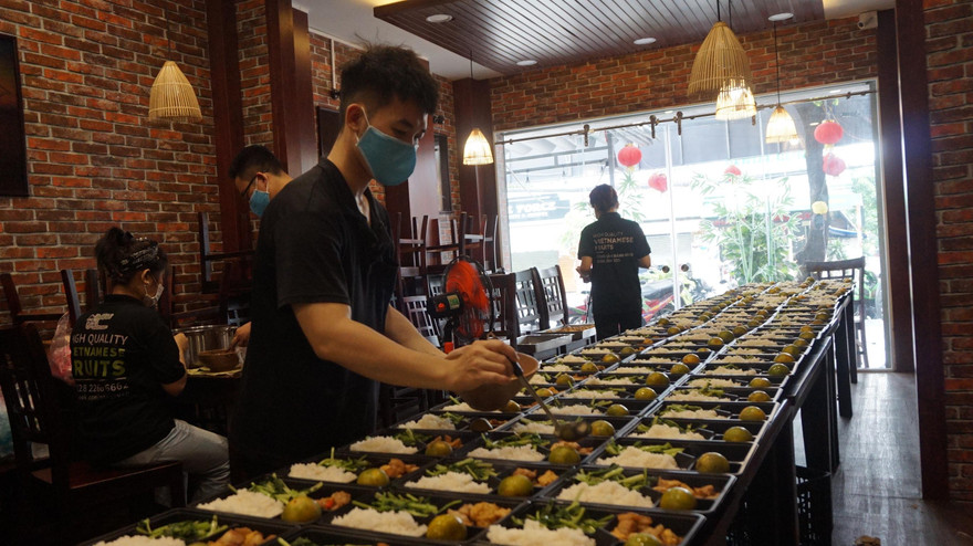 Chủ nhà hàng ở TPHCM mỗi ngày nấu trăm suất cơm tặng tuyến đầu chống dịch