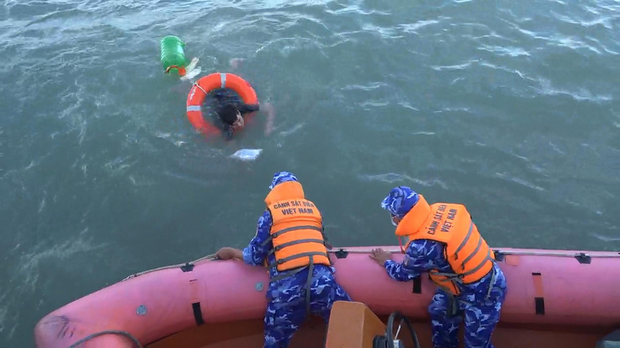 Cứu ngư dân sau 5 tiếng lênh đênh trên biển