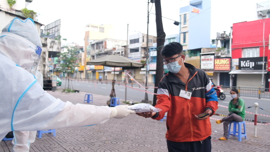 Shipper dương tính với SARS-CoV-2 khi test nhanh được cấp ngay túi thuốc