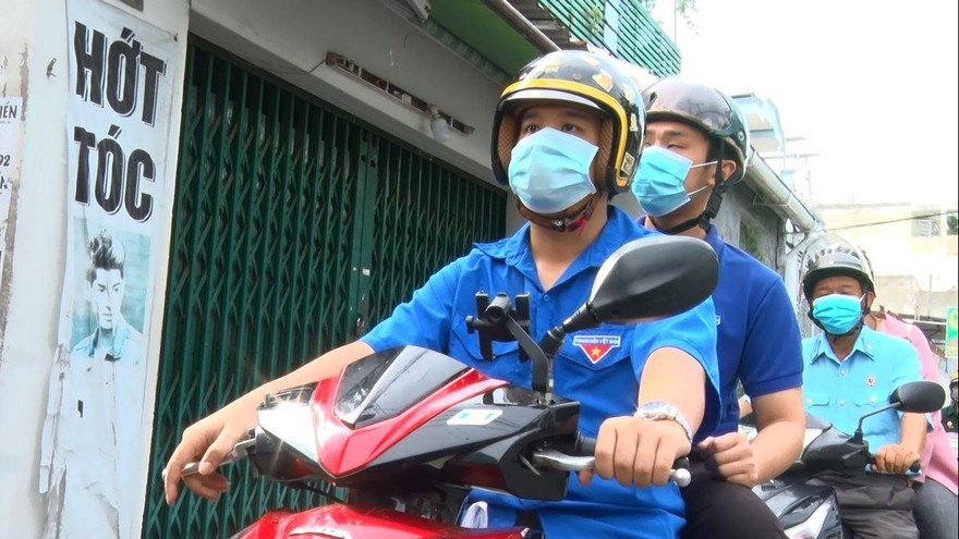 Biệt đội 'shipper 0 đồng' trao quà cho người nghèo trong tâm dịch Gò Vấp