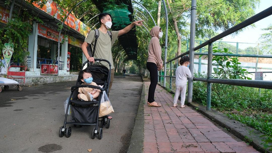 Thảo Cầm Viên mở cửa trở lại, nhiều gia đình dẫn con đến vui chơi từ sớm