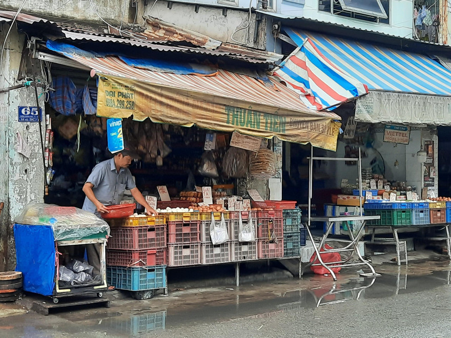 Nhiều chợ cóc, chợ tạm ở TP HCM lơ là phòng dịch COVID-19