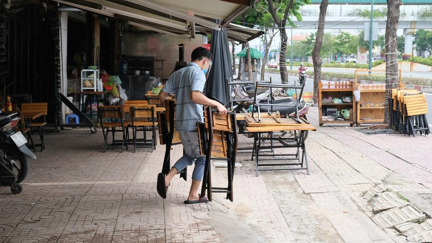 Cửa hàng, quán ăn TPHCM tất bật dọn dẹp, mong sớm được bán tại chỗ
