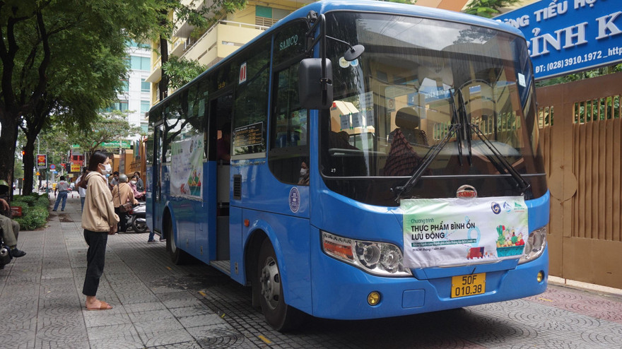 Cận cảnh 'đi chợ' trên xe buýt lưu động ở TPHCM
