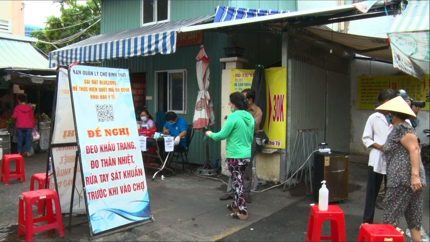 Cận cảnh người dân xếp hàng nhận phiếu đi chợ tại TP.HCM