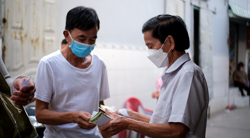 Sau miễn ở, ông chủ phòng trọ tiếp tục phát tiền hỗ trợ người nghèo