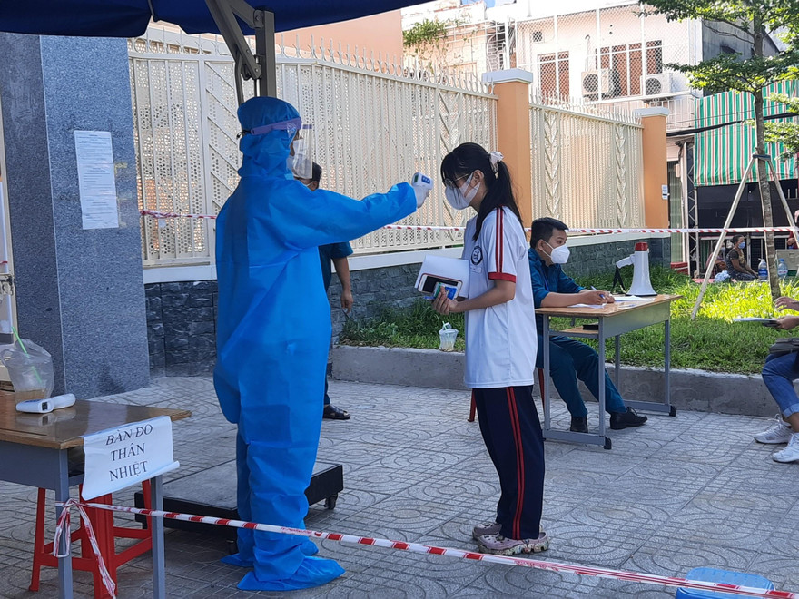 Học sinh TPHCM nói gì khi phải lấy mẫu xét nghiệm COVID-19 trước kỳ thi THPT 2021?