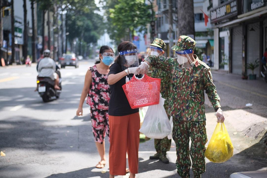 Đi chợ 'lưu động', người dân xúc động khi được bộ đội xách đồ về tận nhà