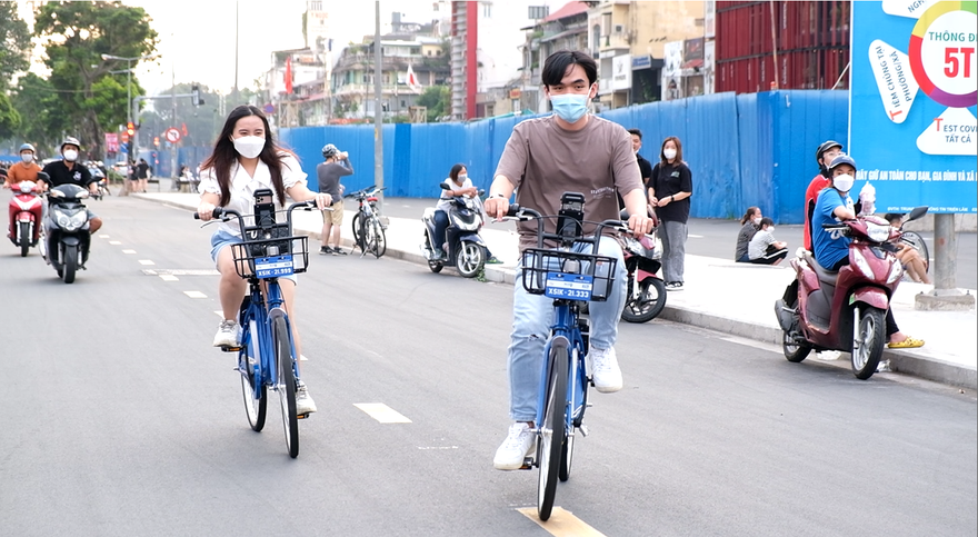 Giới trẻ thích thú trải nghiệm xe đạp công cộng ở trung tâm TPHCM