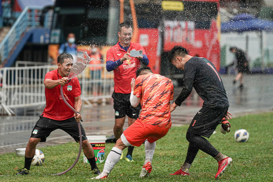 Thầy trò HLV Kiatisuk có màn lễ hội té nước độc đáo tại TPHCM 