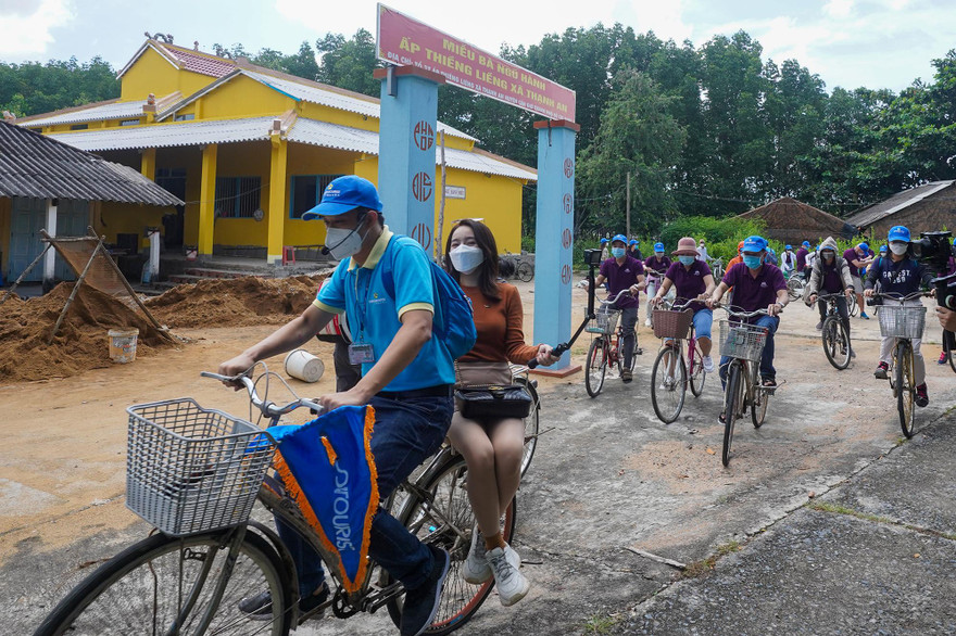 Du khách tham quan huyện Cần Giờ trong điều kiện đảm bảo 5K. 