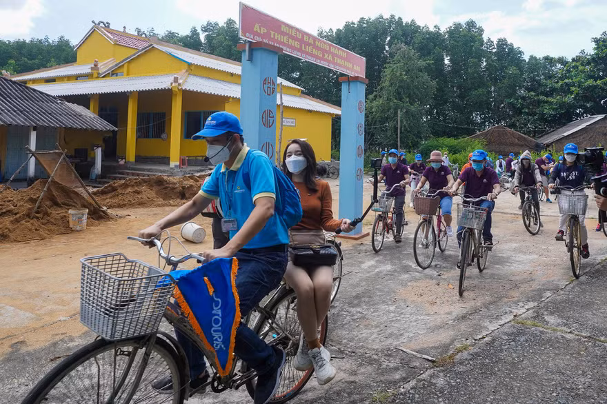 Du khách tham quan huyện Cần Giờ trong điều kiện đảm bảo 5K. 