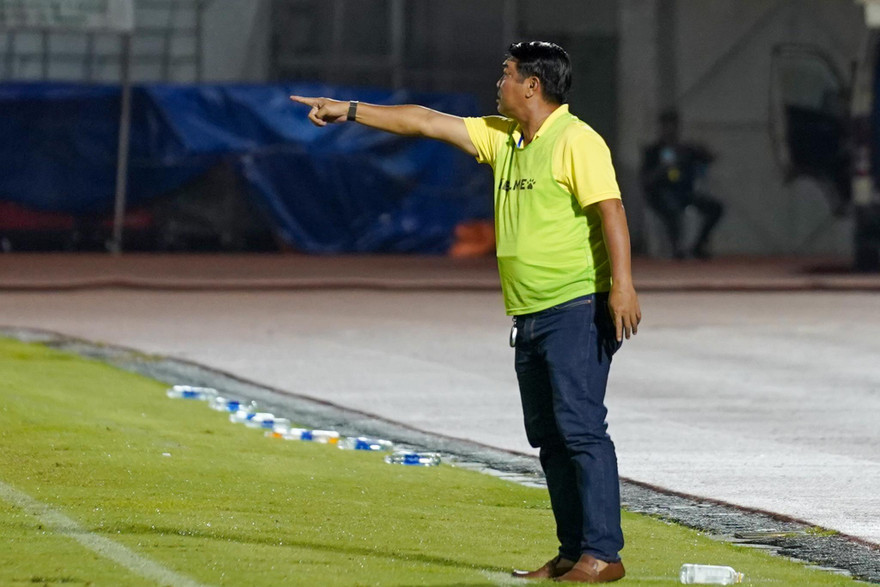 HLV Trần Minh Chiến từ chức ở CLB TPHCM