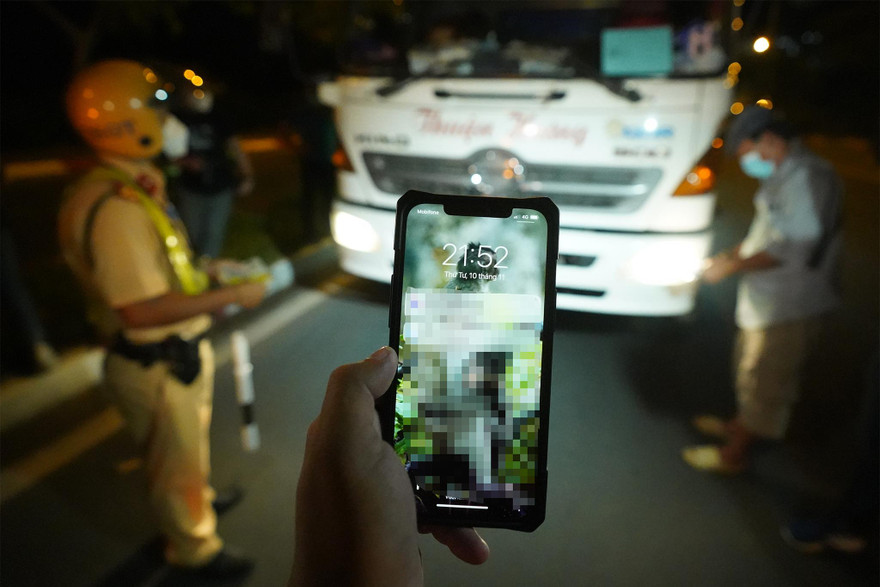 Lưu thông trước giờ quy định 8 phút, tài xế xe tải bị giữ bằng lái