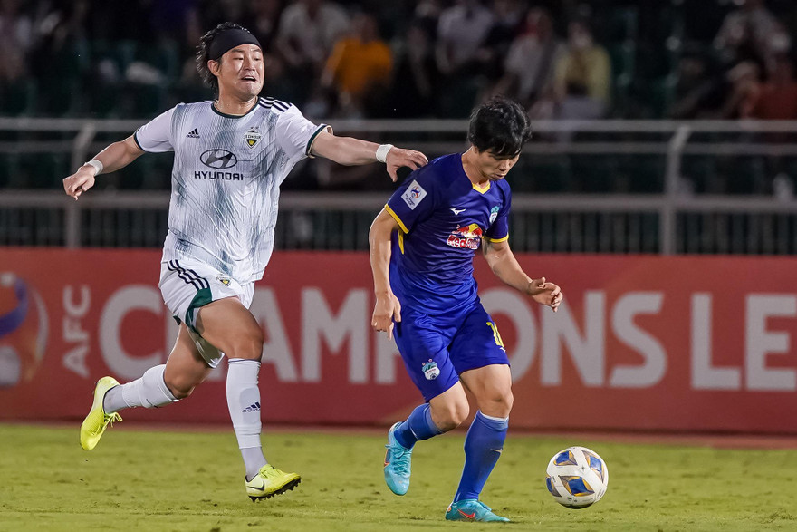 HLV Jeonbuk Hyundai thất vọng khi bị Văn Toàn sút tung lưới