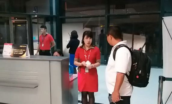 Hình ảnh nhân viên Vietjet xé vé của hành khách