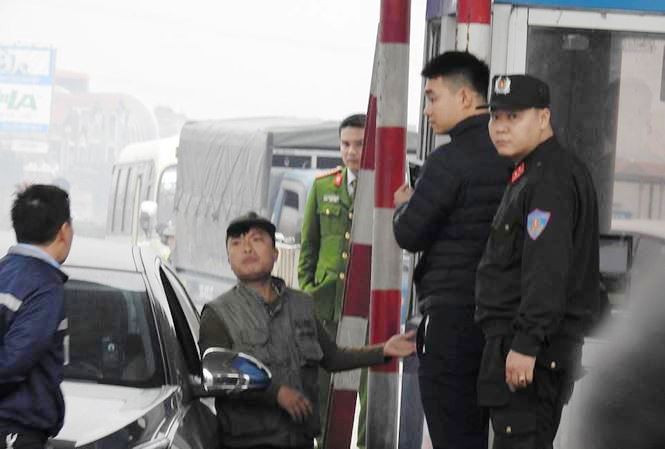 Lái xe phản ứng trạm thu phí QL 5 bằng cách trả tiền lẻ vào sáng 11/12