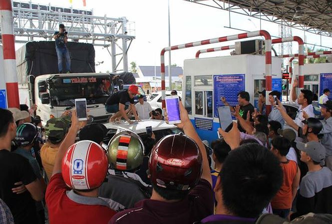 Lái xe dừng xe phản ứng tại trạm BOT Cai Lậy
