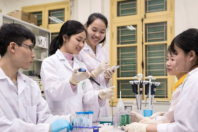 Sinh viên trường ĐH Y Dược - ĐHQG Hà Nội nghiên cứu khoa học. ẢNH MINH HOẠ