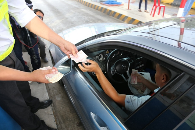Chủ phương tiện trả tiền lẻ để gây sức ép với việc thu phí tại Trạm Cai Lậy