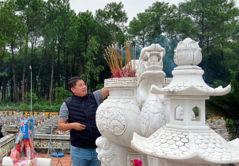 Ông Chu Lê Tâm, Phó Tổng Giám đốc Tập đoàn TNG Holdings Vietnam thắp hương, viếng hương hồn các liệt sỹ.