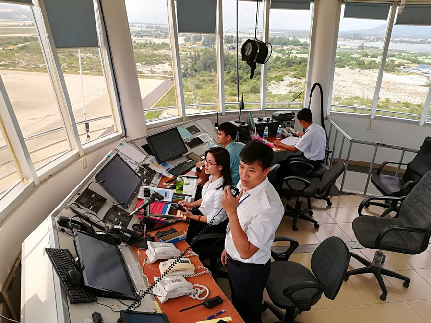Kiểm soát viên không lưu trực điều hành tại Đài Kiểm soát không lưu Cam Ranh