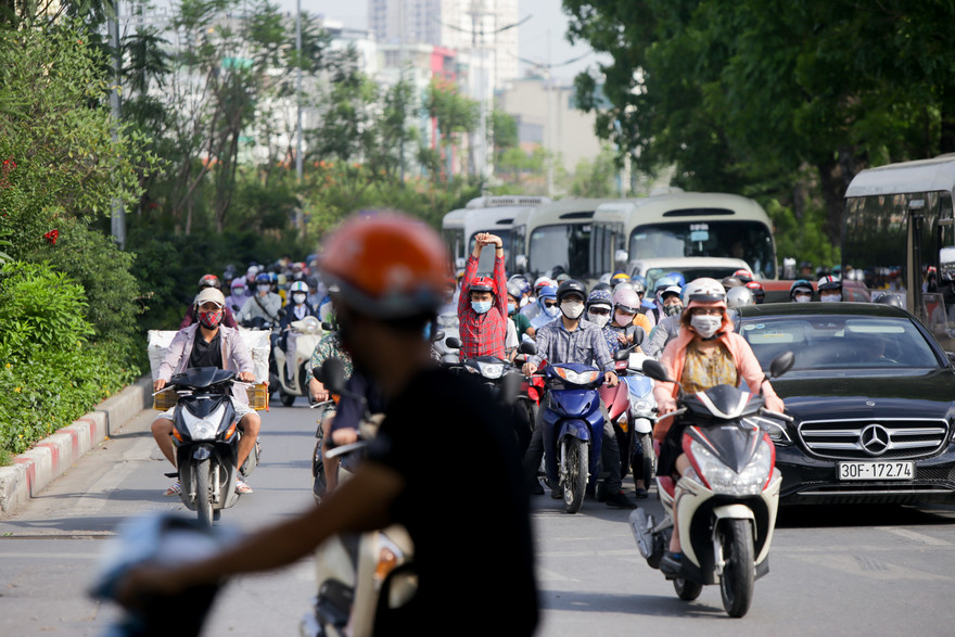 Người dân Hà Nội khổ sở ra đường trong ngày đầu đợt cao điểm nắng nóng