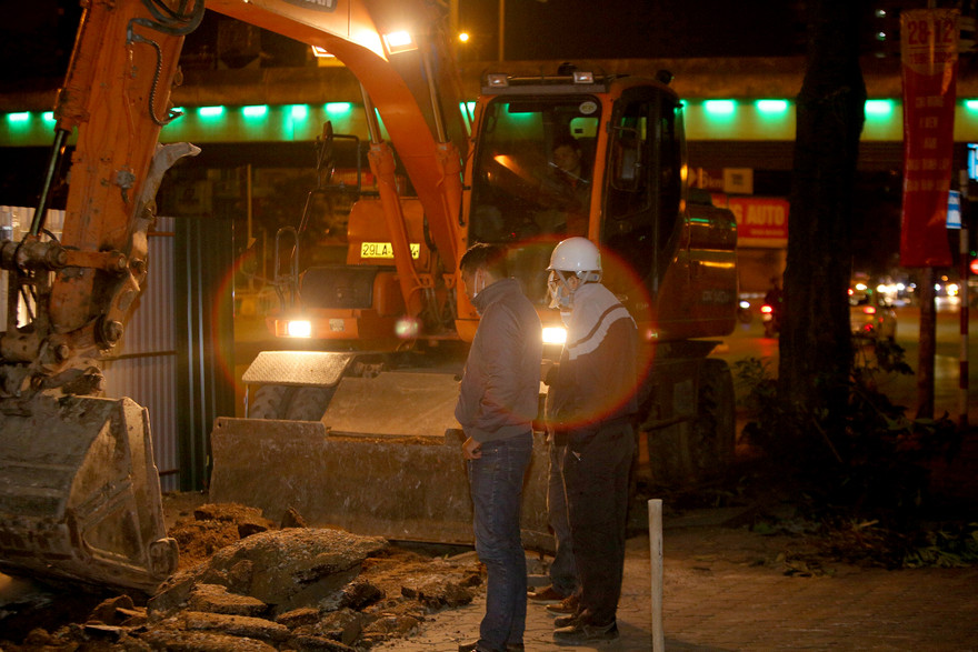 Công nhân trắng đêm thi công hầm chui- nút giao Lê Văn Lương