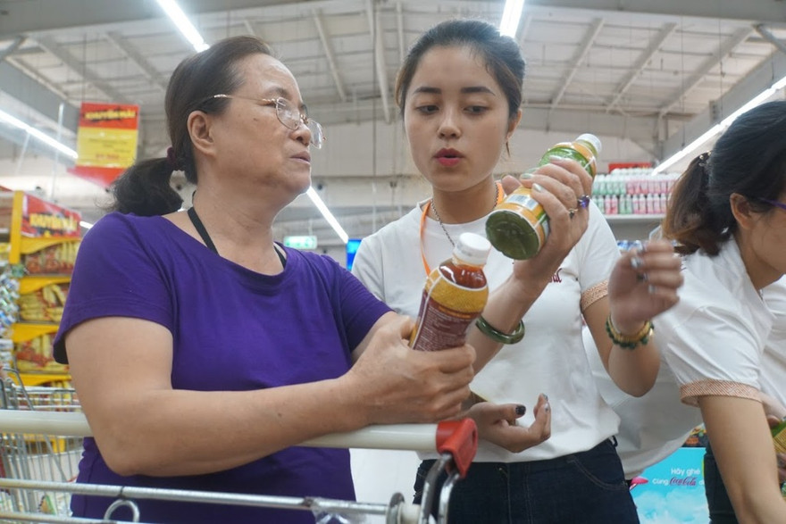 Khách hàng thăm quan, chọn mua sản phẩm TH true Herbal 