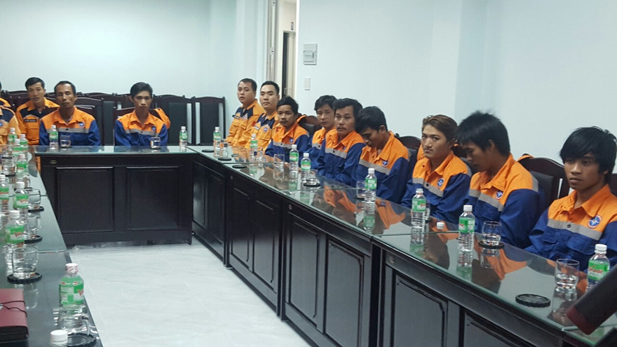 Các ngư dân gặp nạn được cứu lên tàu cứu hộ