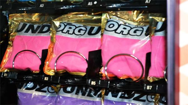 Mua đồ lót, được bảo hiểm 'cậu nhỏ'