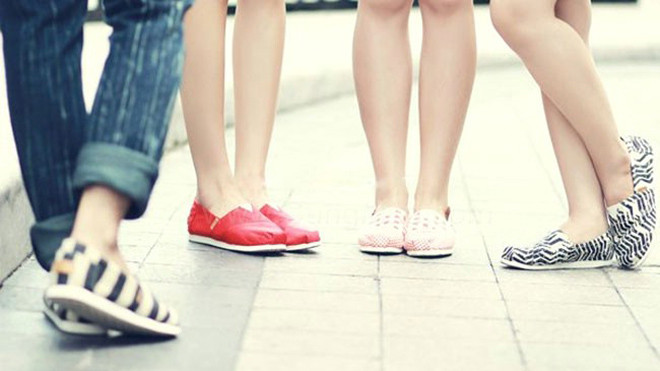 Người đẹp và giày 'mèo lười'