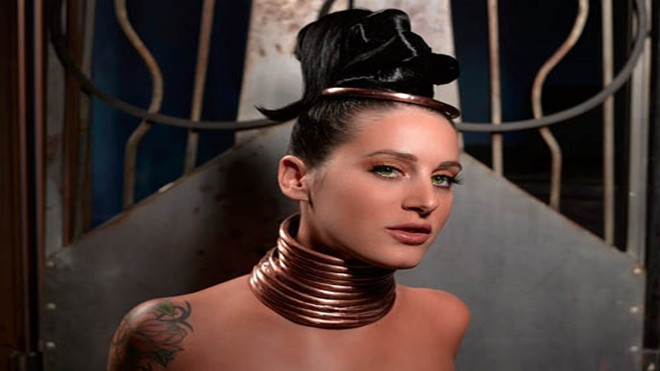 Lạ kỳ cô gái nhiều năm miệt mài kéo... dài cổ