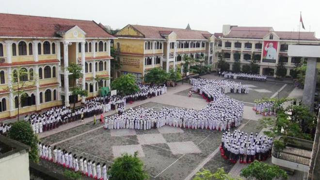 Học sinh xếp hình bản đồ Việt Nam trong lễ chào cờ