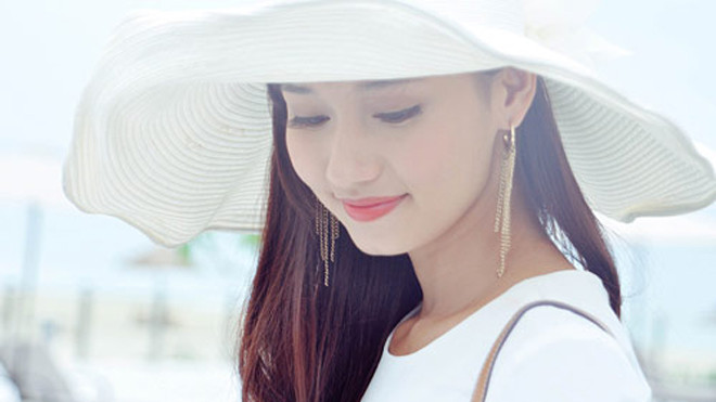 Mỹ nhân Việt duyên dáng với mũ rộng vành