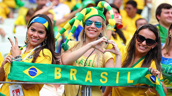 Dàn cổ động viên sexy 'thiêu đốt' khán đài World Cup