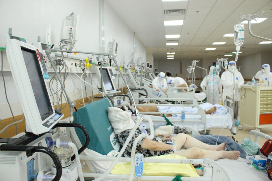 Nhiều bệnh nhân nặng đến nay người thân vẫn chưa liên lạc được xem họ đang điều trị ở đâu do lỗi thông tin tiếp nhận