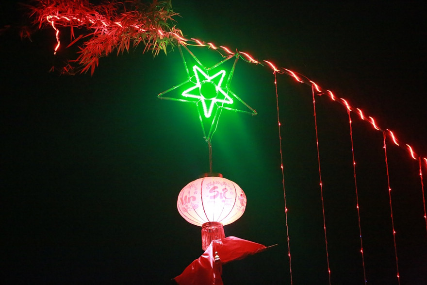 Một ngọn cây nêu được trang trí cầu kỳ, đẹp mắt