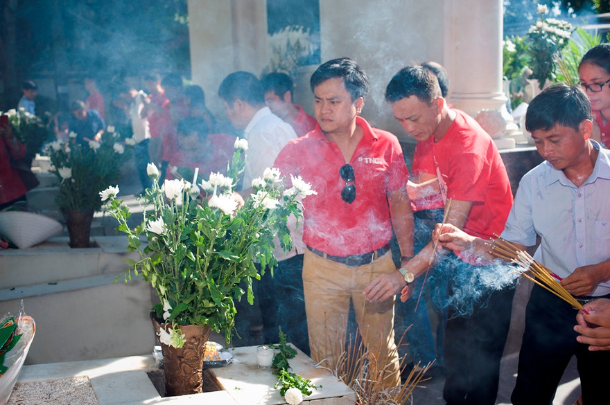 Cán bộ công nhân viên TNG Holdings Vietnam thắp hương tại nghĩa trang liệt sỹ 