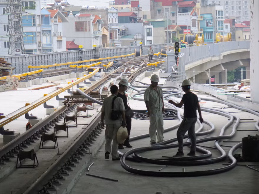 Thi công cầm chừng tại ga Láng thuộc tuyến Cát Linh - Hà Đông. Ảnh: Báo Giao thông