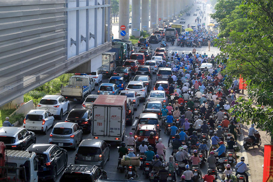 Trong buổi sáng 6/9, lực lượng chức năng tại các chốt kiểm soát tuyên truyền nhắc nhở người tham gia giao thông về việc chuẩn bị giấy đi đường theo quy định mới.