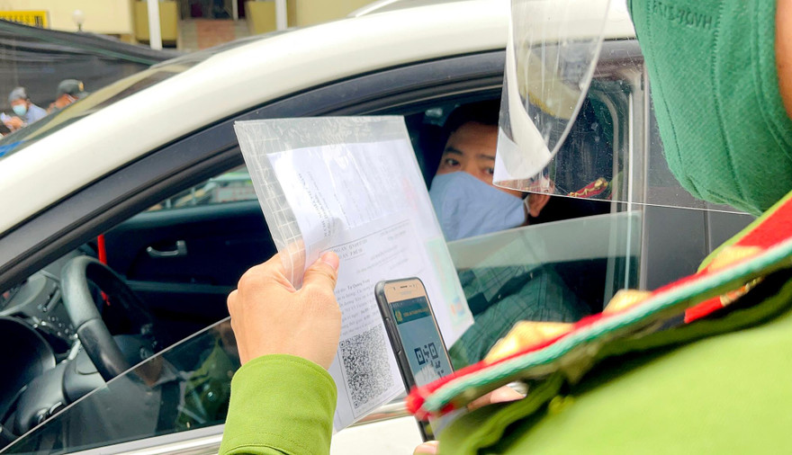 Người dân Hà Nội bắt đầu sử dụng giấy đi đường mẫu mới để ra vào 'vùng đỏ' 