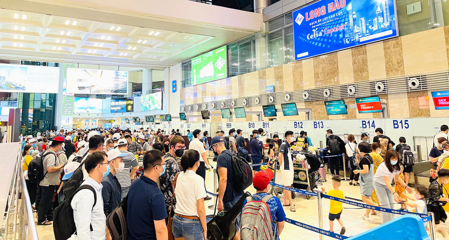 Phòng dịch COVID-19 ở sân bay Nội Bài ngày cao điểm