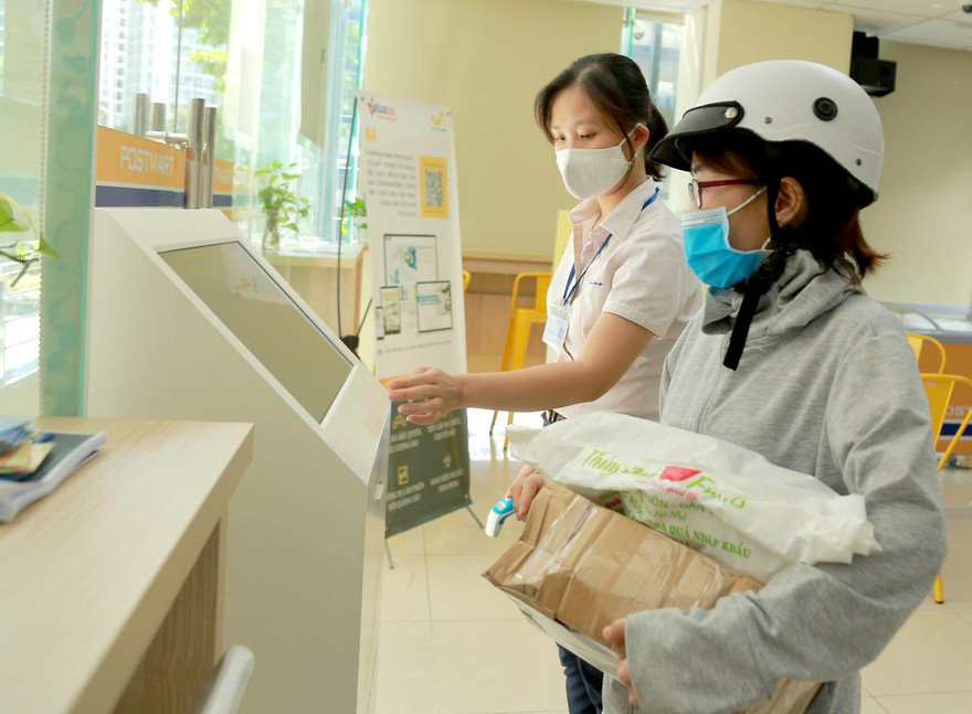 Dịch vụ chuyển phát bưu điện hoạt động ra sao trong mùa dịch?