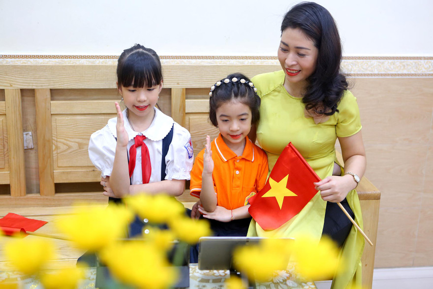 Lễ khai giảng online khó quên, học sinh chào cờ qua màn hình phẳng 