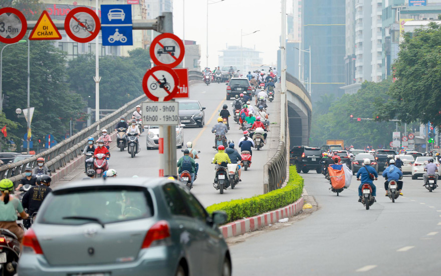 Bất chấp lệnh cấm giờ cao điểm, xe máy vẫn vô tư phi lên cầu vượt Láng - Lê Văn Lương