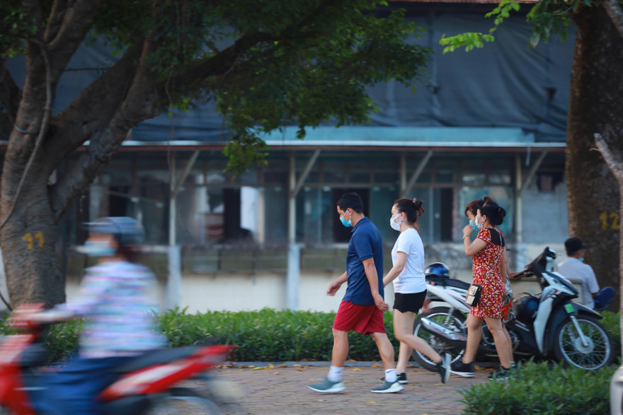 Hà Nội đóng cửa công viên, người dân đổ ra đường tập thể dục